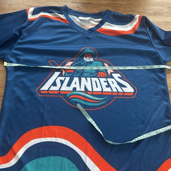 NEW YORK ISLANDERS Coyote Promotion Fisherman Wave Jersey Men’s Size Small - Picture 5 of 6